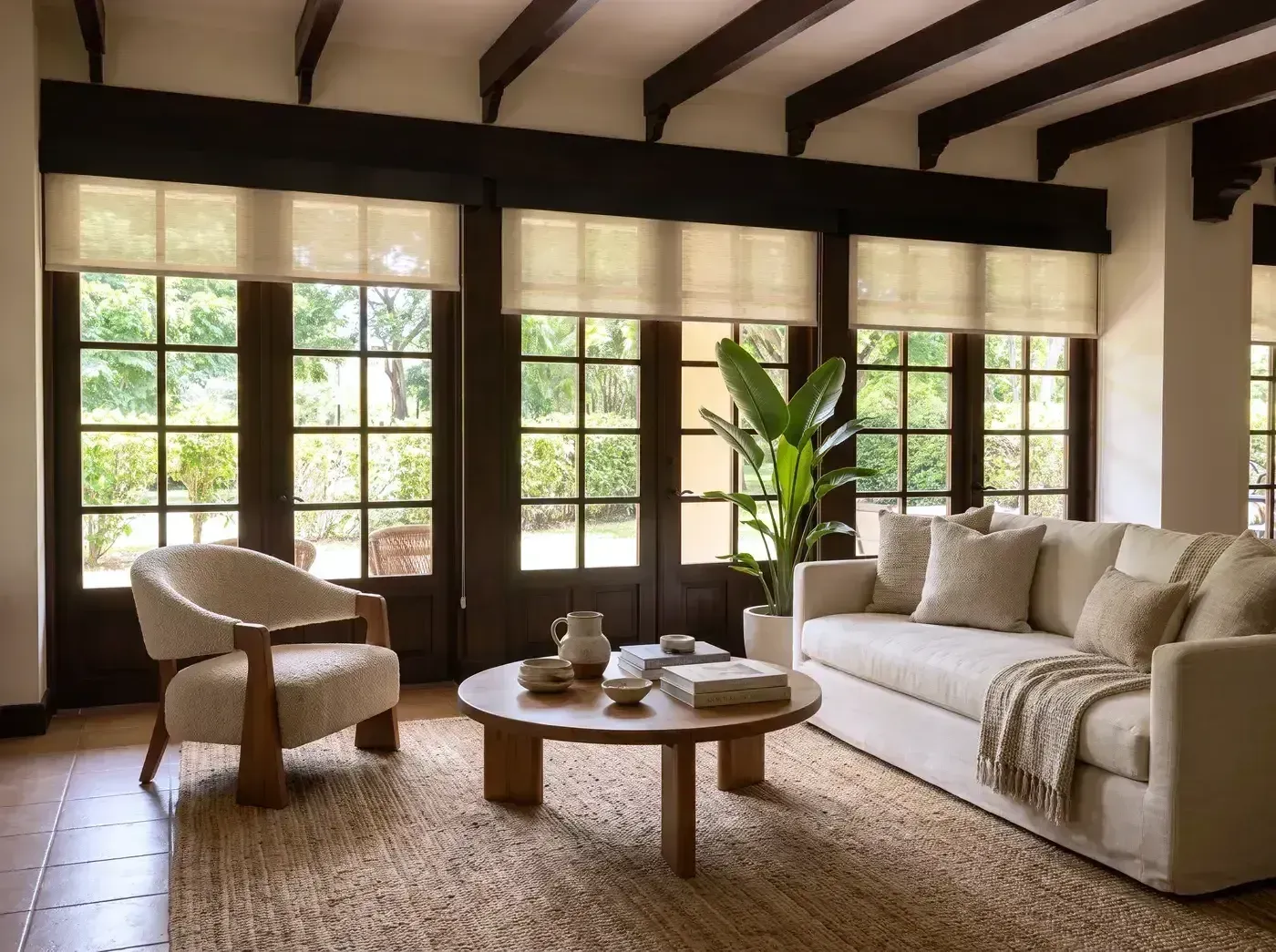 Sistema Día y Noche en una sala con vigas de madera y ventanales hacia el jardín.