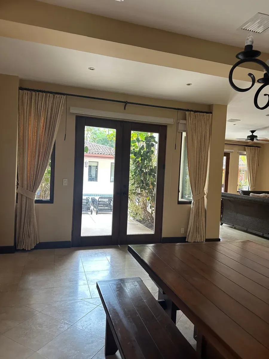 Cortinas plisadas junto a puertas francesas · Guanacaste