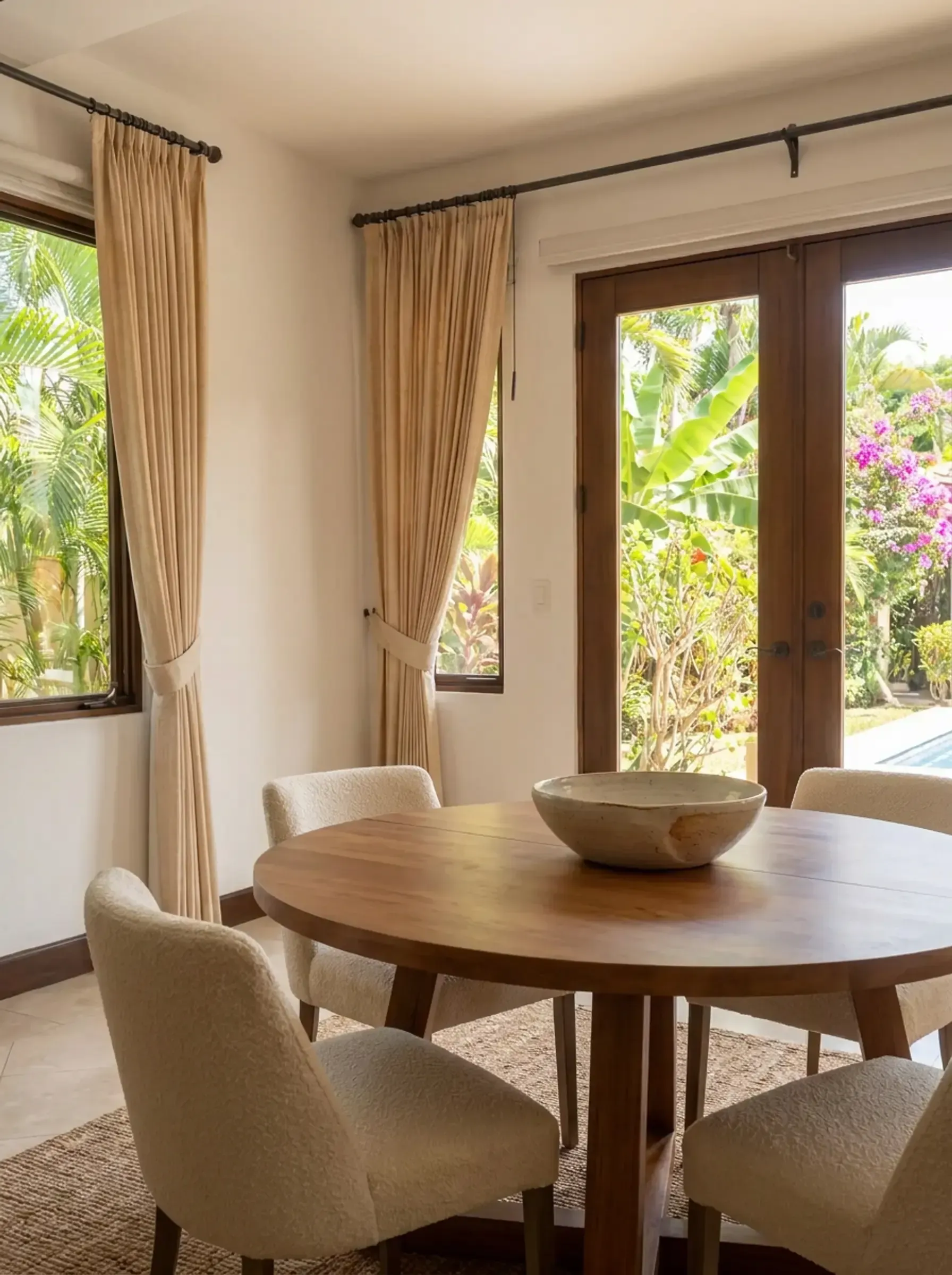 Cortinas plisadas junto a puertas francesas · Guanacaste