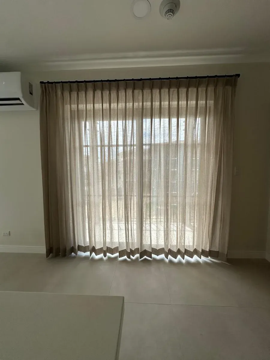 Cortinas vaporosas plisadas color arena · Playas del Coco