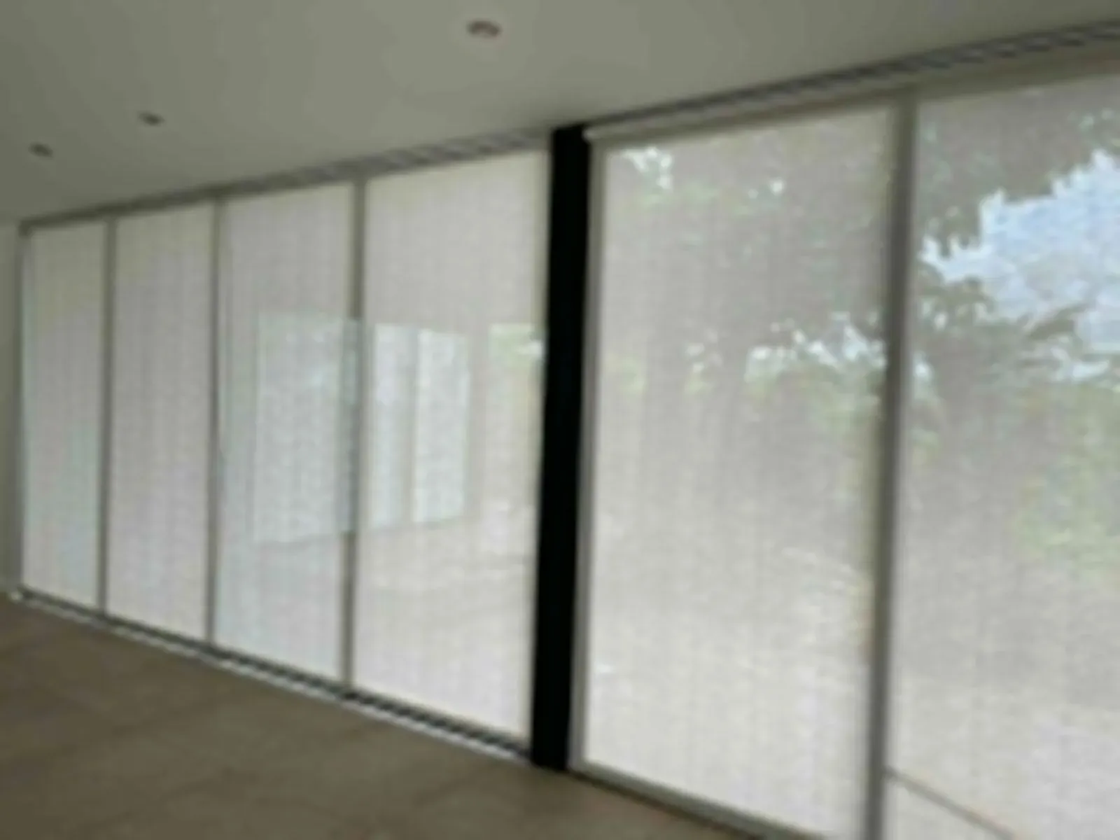 Cortinas Roller Blackout instaladas en dormitorio con luz cálida natural.