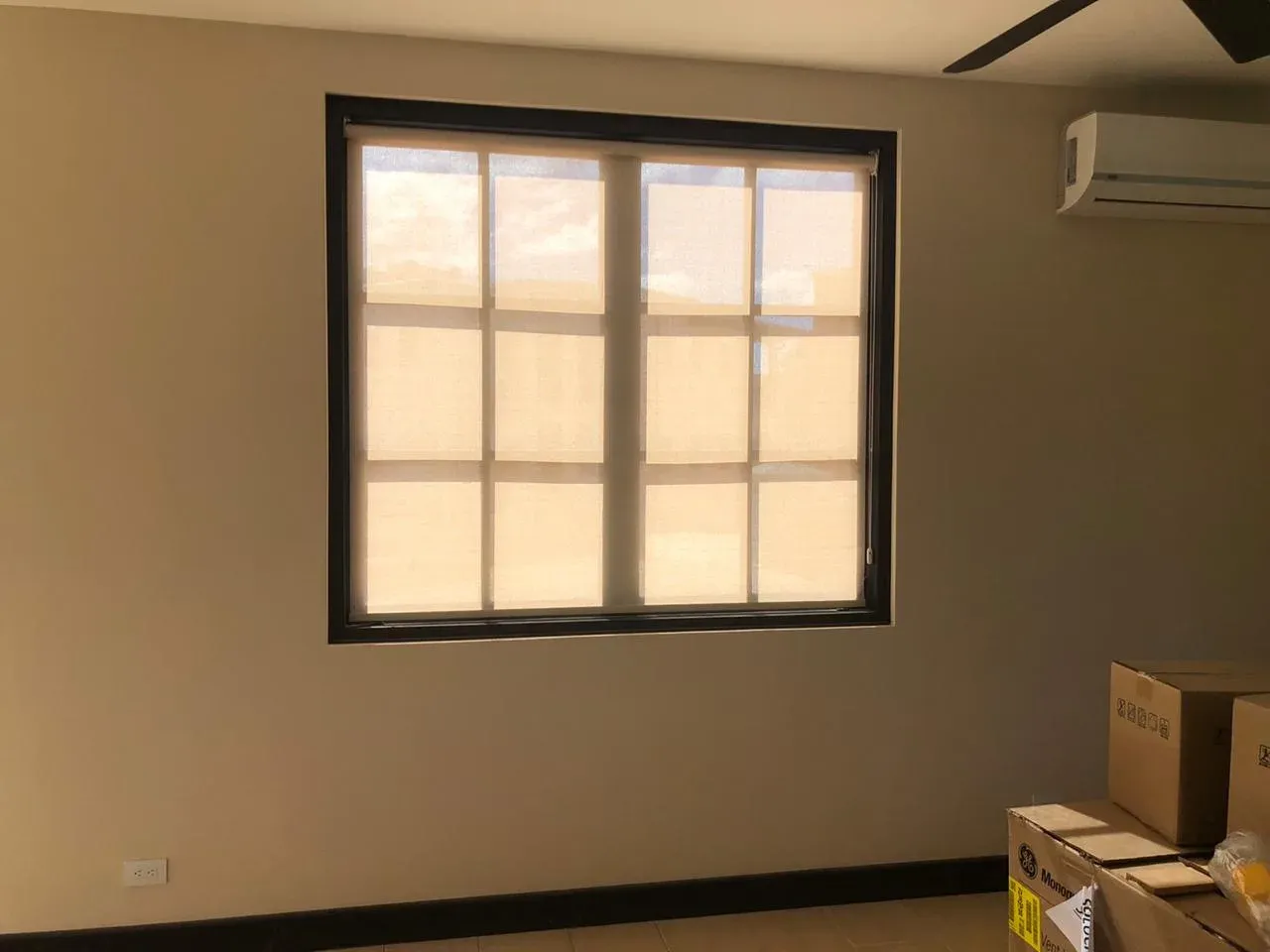 Roller Blackout en oficina ejecutiva con escritorio de madera.