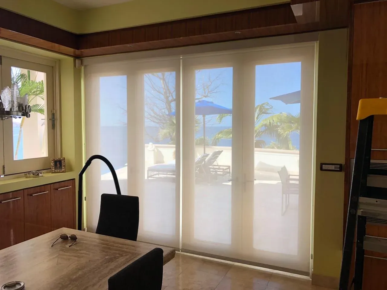 Cortinas Sun Screen en sala luminosa con vista al jardín.