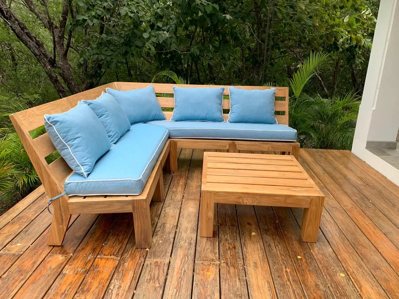 Sillón retapizado con tela texturizada en sala con iluminación cálida.