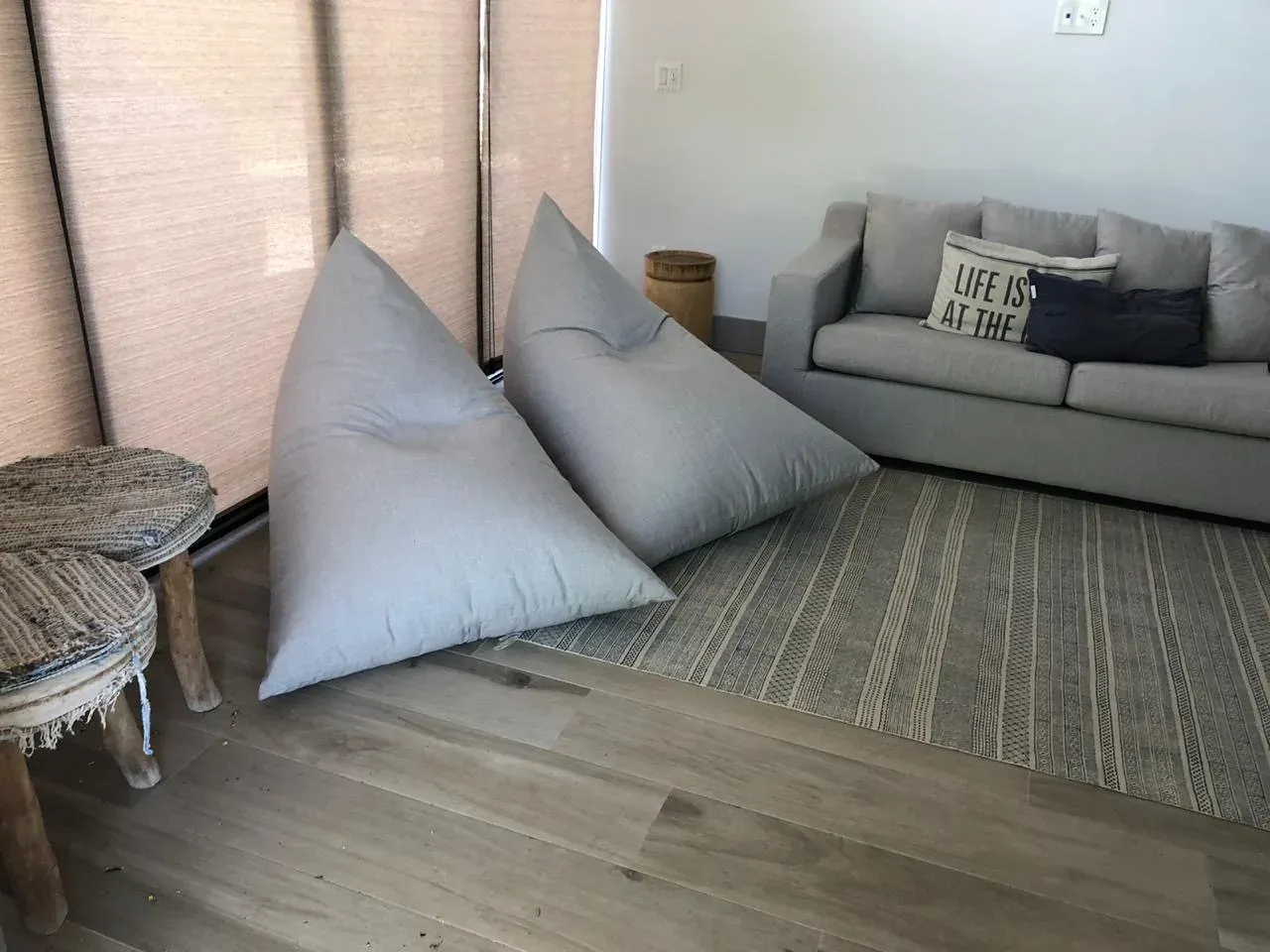 Sofá retapizado con telas premium y cojines a juego.